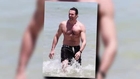 Hugh Jackman enlève son t-shirt pour aller nager en Australie